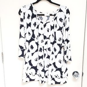 New York and Co Flower Shirt w Cut Out Sleeve XL